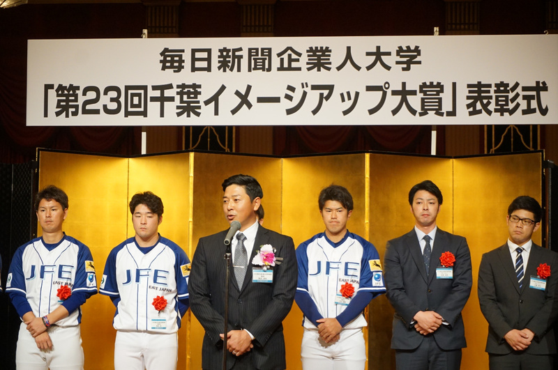 （写真⑤）挨拶をする落合監督