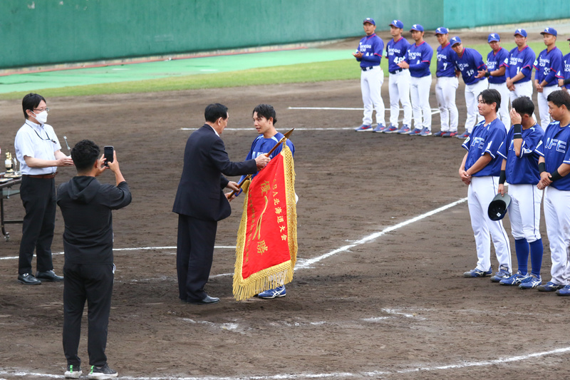 優勝旗を受け取る内藤主将