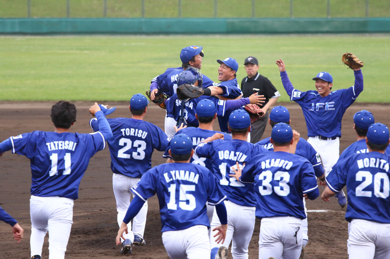 試合終了！マウンドに集まる選手